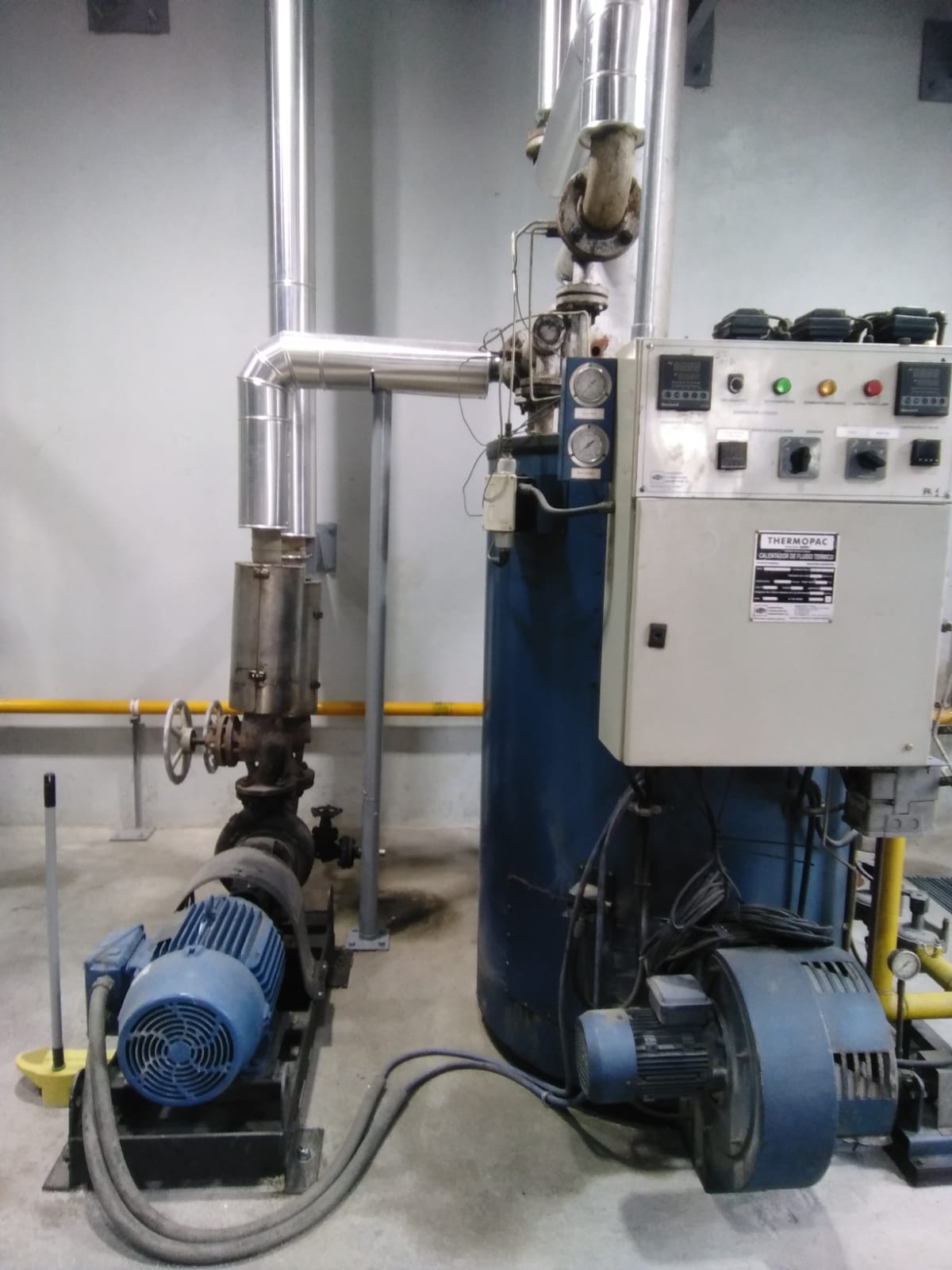 Montaje de tubería industrial en planta