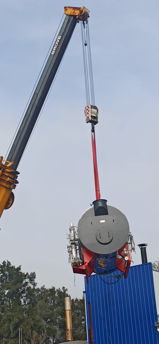Operarios trabajando en el interior de una planta industrial