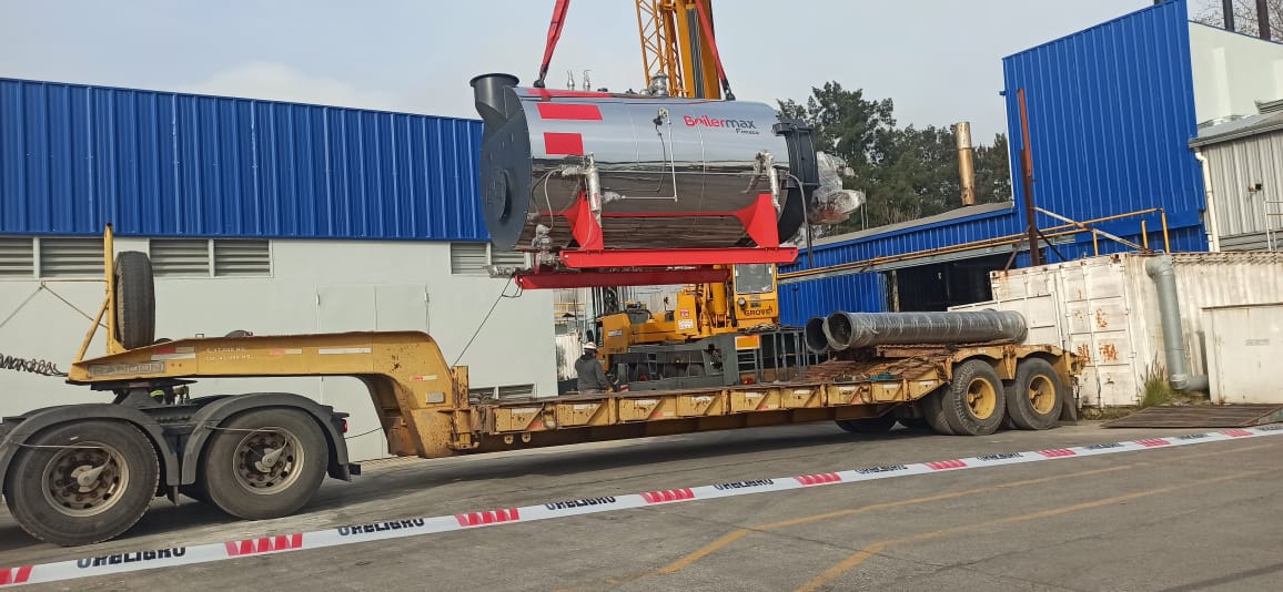 Soldador certificado ejecutando un cordón en cañería