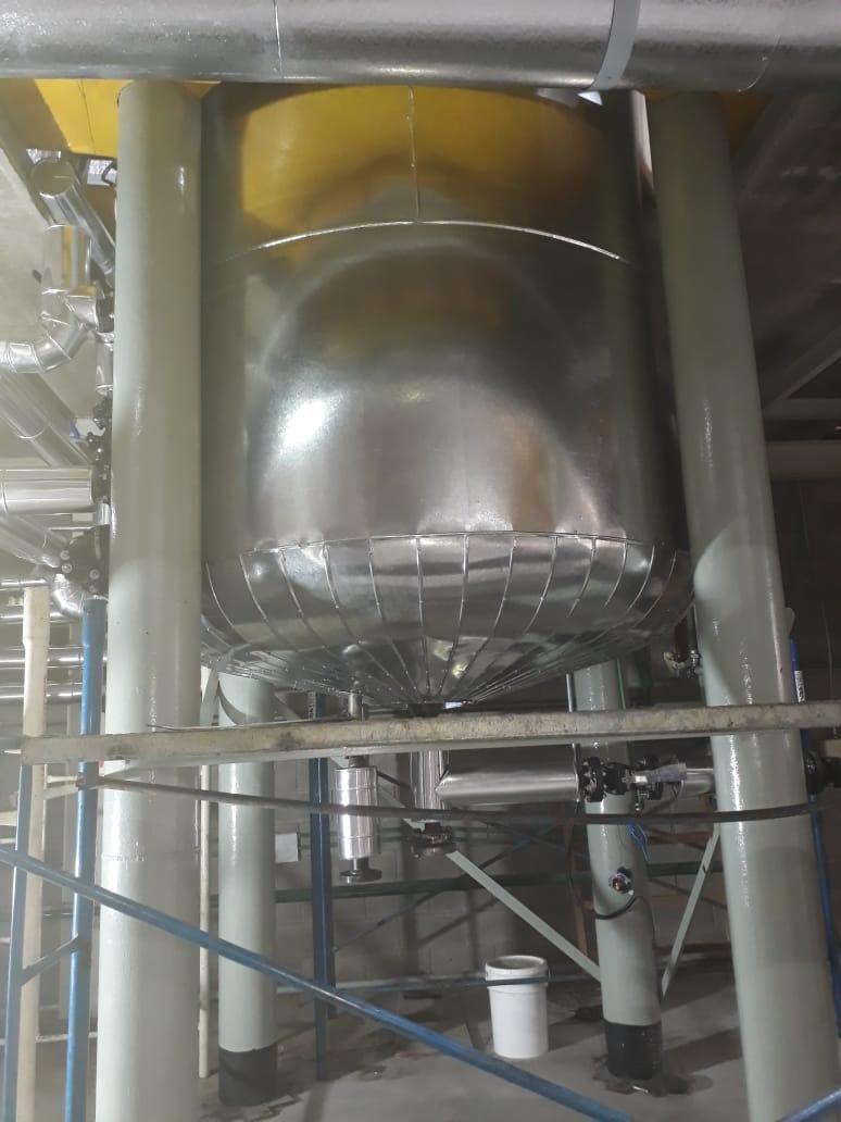 Cuadrilla de trabajo en planta industrial